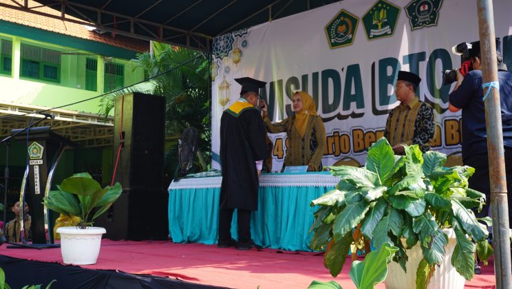 108 Siswa MTsN 4 Sidoarjo Lulus Munaqosyah, Wisuda BTQ ke-9 Berlangsung Khidmat