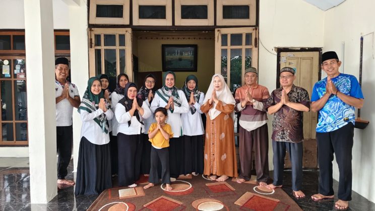 Momentum Idul Fitri, MTsN 4 Sidoarjo Jalin Silaturahmi dengan Komite dan Tokoh Masyarakat Desa Tlasih