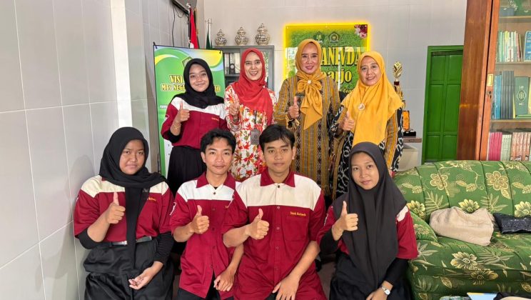 Bentuk Pengabdian Masyarakat SMK Krian 2 Di MTsN 4 Sidoarjo Dalam Pembuatan Video Profil Madrasah