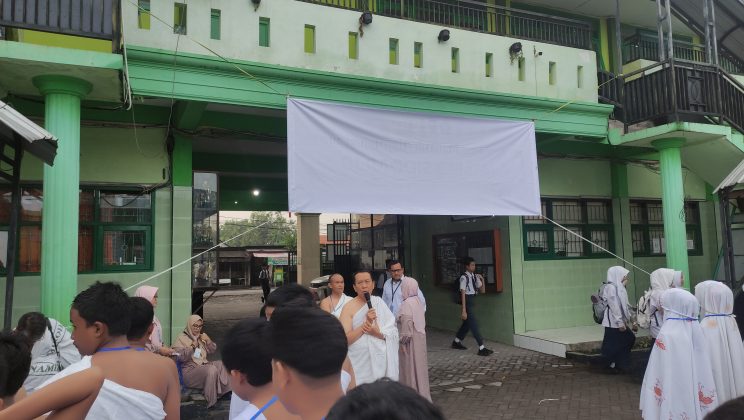 Simulasi Ibadah di Tanah Suci, Siswa Kelas 8 MTsN 3 Sidoarjo Sukses Gelar Praktik Manasik Haji