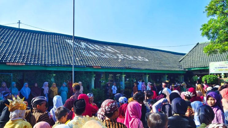 Meneguhkan Karakter Bangsa: Potret Upacara Hardiknas MIN 1 Sidoarjo Penuh Khidmat