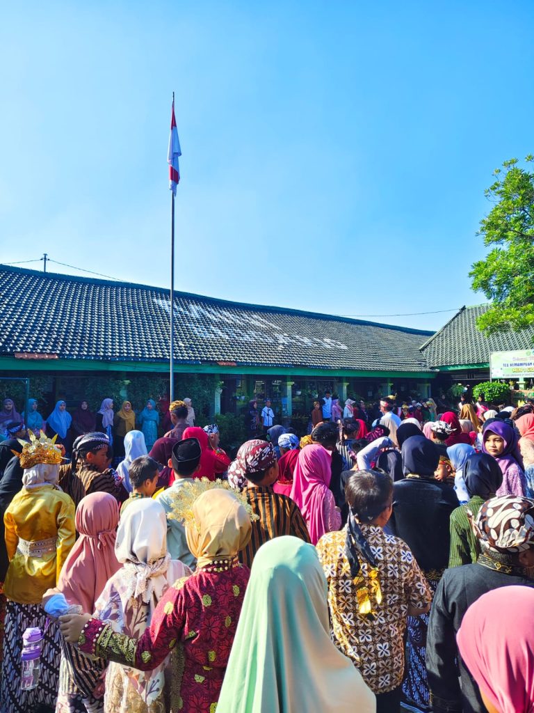 Meneguhkan Karakter Bangsa: Potret Upacara Hardiknas MIN 1 Sidoarjo Penuh Khidmat
