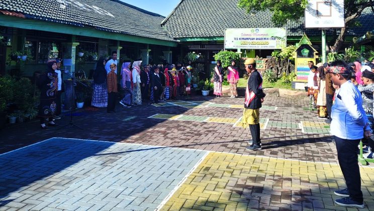 Meneguhkan Karakter Bangsa: Potret Upacara Hardiknas MIN 1 Sidoarjo Penuh Khidmat