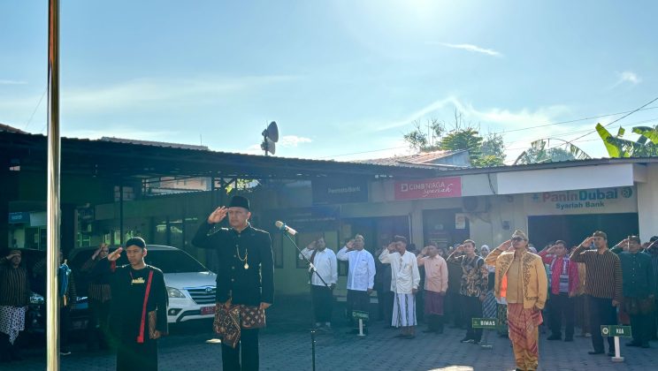 Peringati Hardiknas 2026, Kemenag Sidoarjo Tekankan Spirit ‘Memuliakan Manusia’ dalam Balutan Busana Adat​