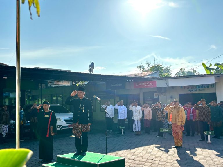 Peringati Hardiknas 2026, Kemenag Sidoarjo Tekankan Spirit ‘Memuliakan Manusia’ dalam Balutan Busana Adat​