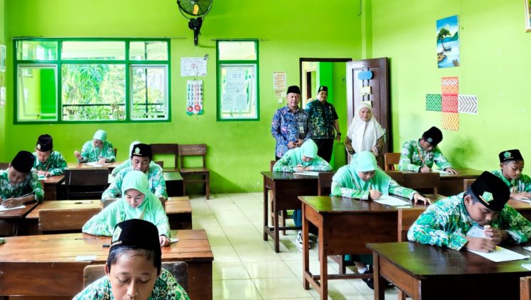 Kepala Kemenag Sidoarjo Apresiasi Sistem Hybrid Ujian Madrasah MIN 1 Sidoarjo: Contoh Adaptasi Digital yang Nyata