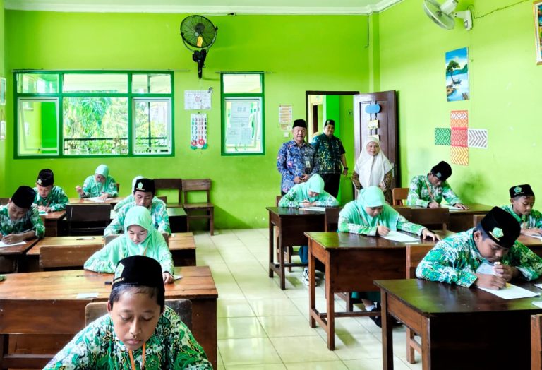 Kepala Kemenag Sidoarjo Apresiasi Sistem Hybrid Ujian Madrasah MIN 1 Sidoarjo: Contoh Adaptasi Digital yang Nyata