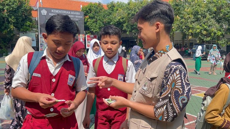 Sapa Calon Siswa dengan Stiker Edukasi, Tim Adiwiyata MTsN 1 Sidoarjo Tebar Virus “Cinta Lingkungan” di Tengah Tes PMBM