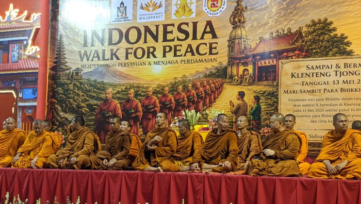 Bhikkhu Thudong Singgah di Kelenteng Tjong Hok Kiong, Kemenag Sidoarjo Tekankan Pesan Perdamaian dan Kemanusiaan