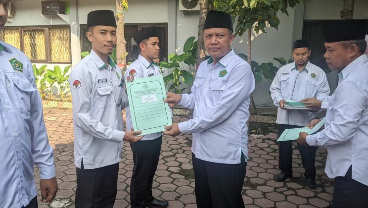 Apel Senin Pagi, Kepala Kantor Kemenag Sidoarjo Serahkan 63 SK PNS dan Tekankan Rasa Syukur