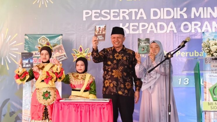 Lepas Siswa kelas 6,Kepala Kemenag Tantang Lulusan MIN 1 Jadi Profesor dan Rektor