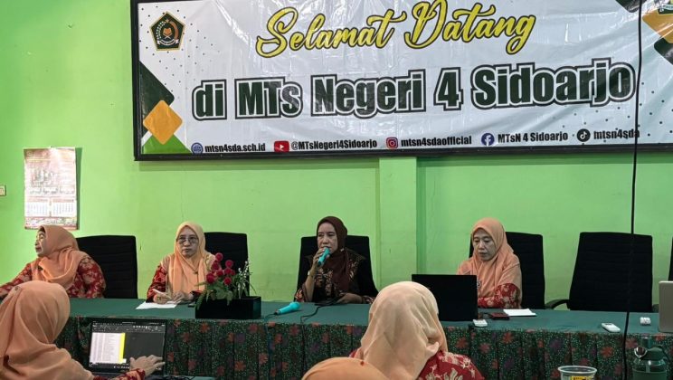Peduli Lingkungan hingga Evaluasi Akademik: DWP dan Guru MTsN 4 Sidoarjo Ikuti Pembinaan Daring dan Gelar Rapat Kenaikan Kelas