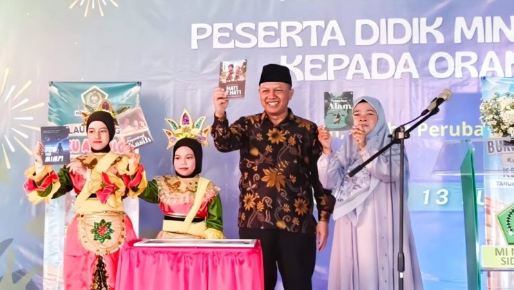 Gelorakan Literasi Sejak Dini: Kepala Kemenag Sidoarjo Resmi Luncurkan Empat Buku Antologi Karya Siswa MIN 1 Sidoarjo