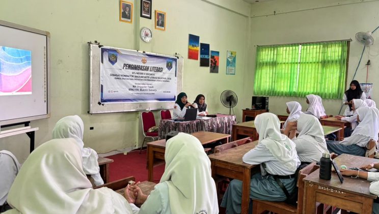Bakar Semangat Berkarya, Tim Literasi MTsN 4 Sidoarjo Lakukan Pengimbasan di MA Unggulan Tlasih