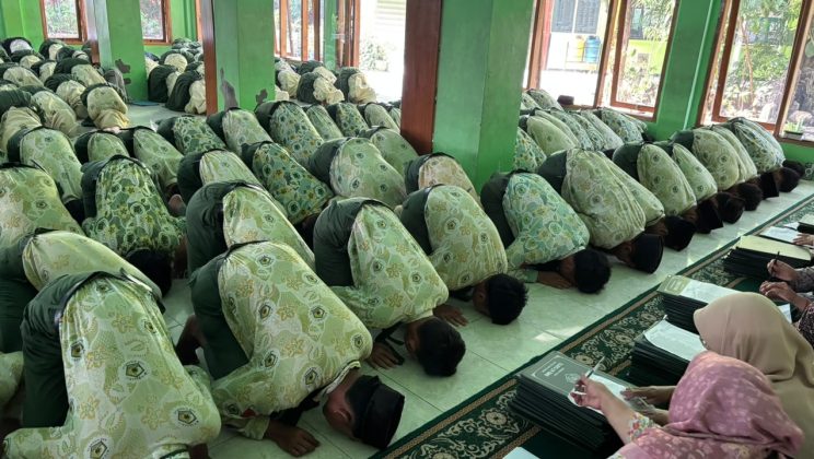 Sholat Dhuha hingga Sujud Syukur: Cerita Haru Kelulusan 100% Siswa Kelas 9 MTsN 4 Sidoarjo