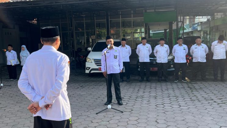 Apel Senin Pagi, Kepala KUA Sidoarjo Ajak ASN Tingkatkan Profesionalisme dan Kekompakan