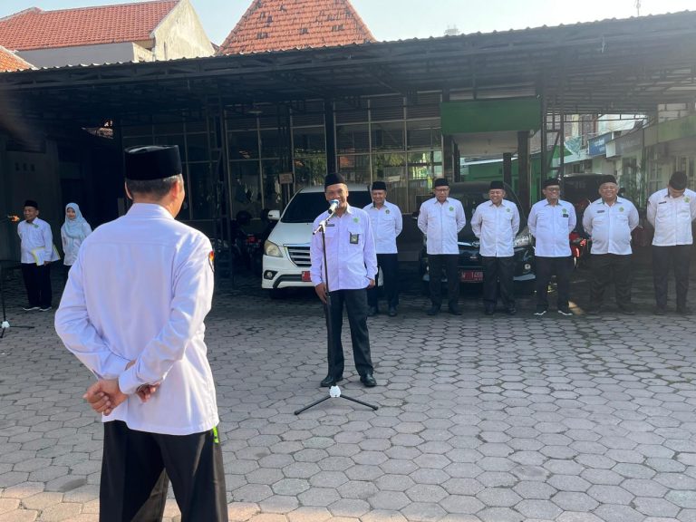 Apel Senin Pagi, Kepala KUA Sidoarjo Ajak ASN Tingkatkan Profesionalisme dan Kekompakan