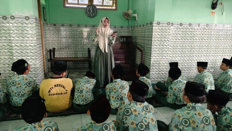 Latih Keberanian dan Syiar Agama, MTsN 4 Sidoarjo Gelar Khitobah Bergilir Usai Pembiasaan Sholat Dhuha dan Tadarus Surat Pilihan