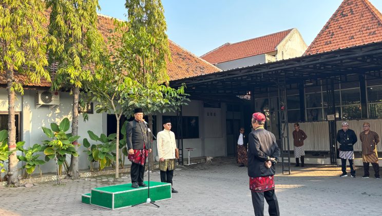 Kantor Kementerian Agama (Kankemenag) Kabupaten Sidoarjo menggelar upacara bendera