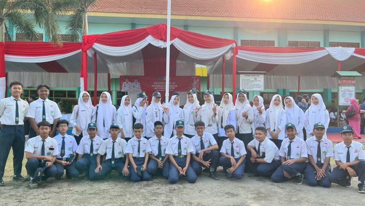 Wujud Nasionalisme, MTsN 2 Sidoarjo Penuhi Undangan Upacara Penurunan Bendera HUT RI ke-81 Kecamatan Krian