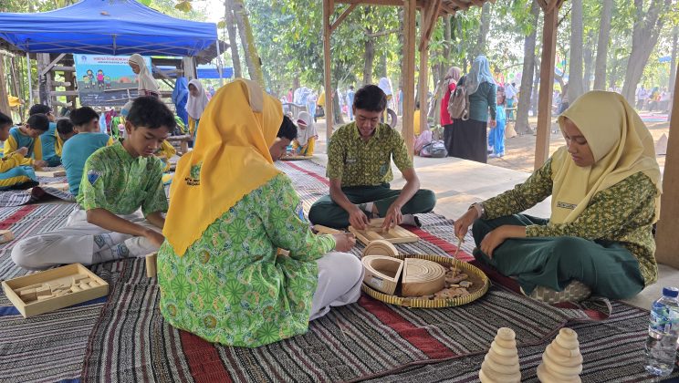 Peringati HAN 2026, MTsN 2 Sidoarjo Diajak Main Tradisional di Alam Terbuka