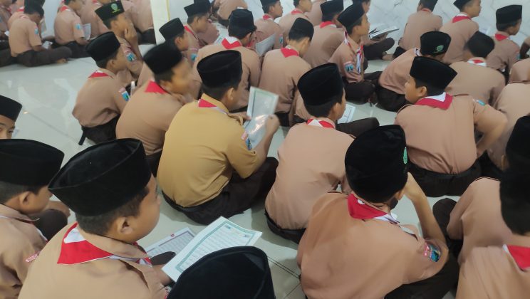 Gebrakan Spiritual di Tahun Ajaran Baru: Seluruh Siswa dan Guru MTsN 3 Sidoarjo Khusyuk Gelar Khotmil Quran Pagi