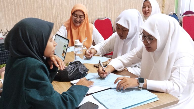 Murid MAN Sidoarjo Antusias mengikuti kegiatan Donor Darah yang diadakan oleh Kemenag Kabupaten Sidoarjo