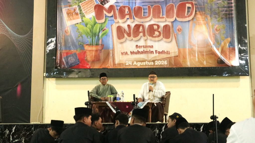 KH. Muhaimin Fadhli didampingi oleh Plt. Kepala MAN Sidoarjo dalam Acara Peringatan Maulid Nabi Muhammad SAW