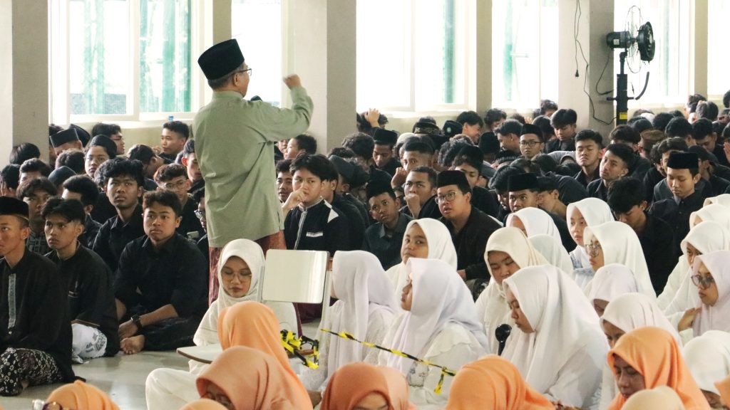KH. Muhaimin Fadhli memberikan nasihat dan nilai-nilai dari Maulid Nabi Muhammad SAW kepada Murid MAN Sidoarjo