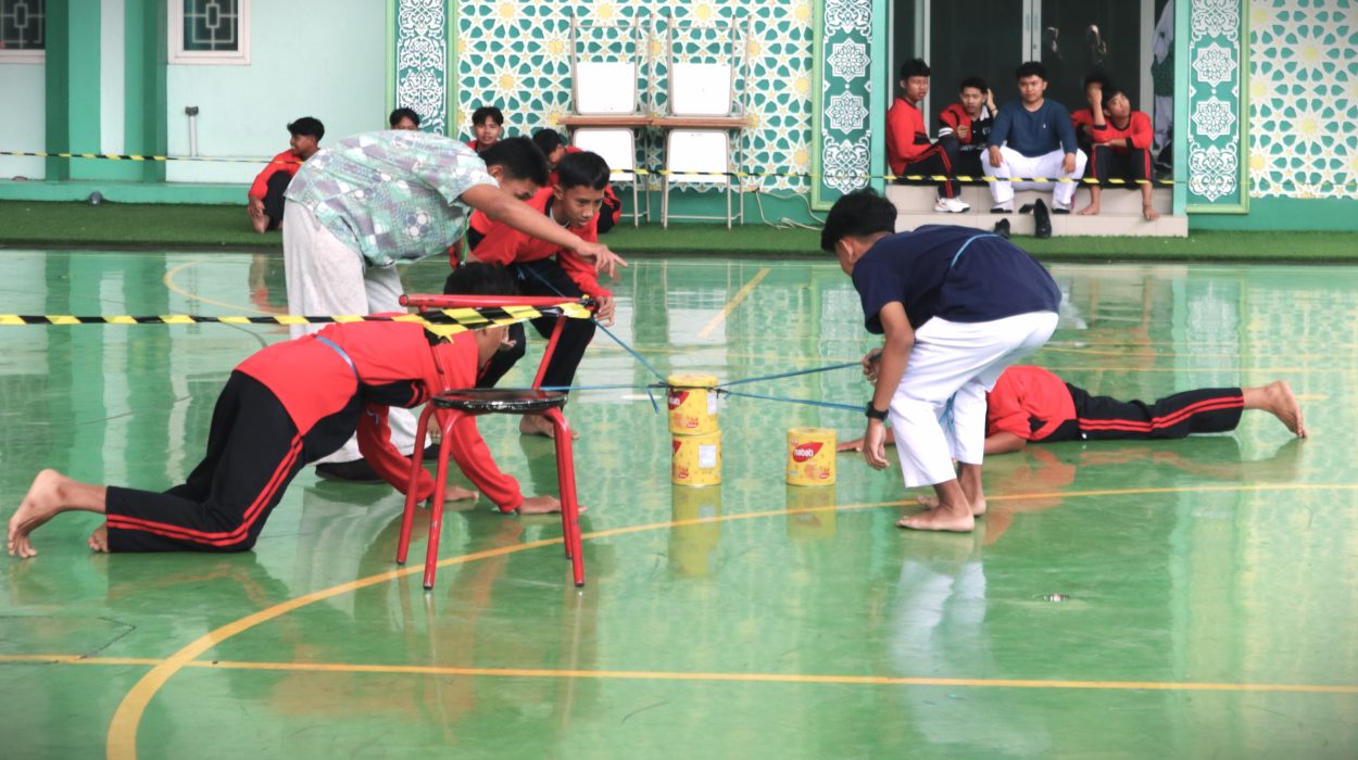 Murid MAN Sidoarjo Antusias mengikuti perlombaan dalam rangkan peringatan hari ulang tahun ke-81 Republik Indonesia