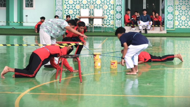 Murid MAN Sidoarjo Antusias mengikuti perlombaan dalam rangkan peringatan hari ulang tahun ke-81 Republik Indonesia