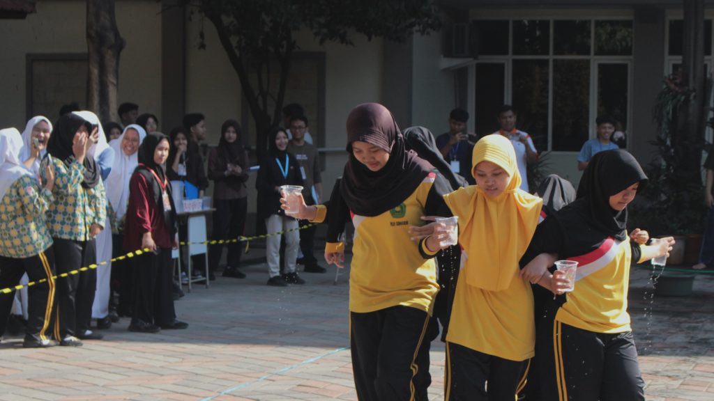 Murid MAN Sidoarjo sangat antusia mengikuti lomba Serok Air