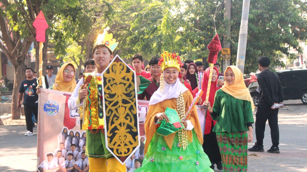 Peserta pawai tampak antusias mengikuti rangkaian kegiatan pawai