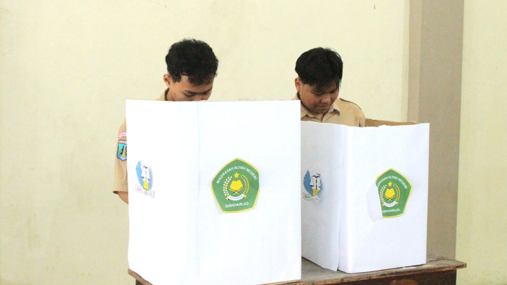 Pemilihan Ketua OSIM MAN Sidoarjo dilakukan dengan cara Pemungutan Suara