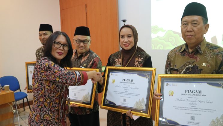 Torehkan Prestasi, MTsN 4 Sidoarjo Raih Dua Penghargaan Bergengsi dari KPPN Sidoarjo dalam Ajang SIDO APIK