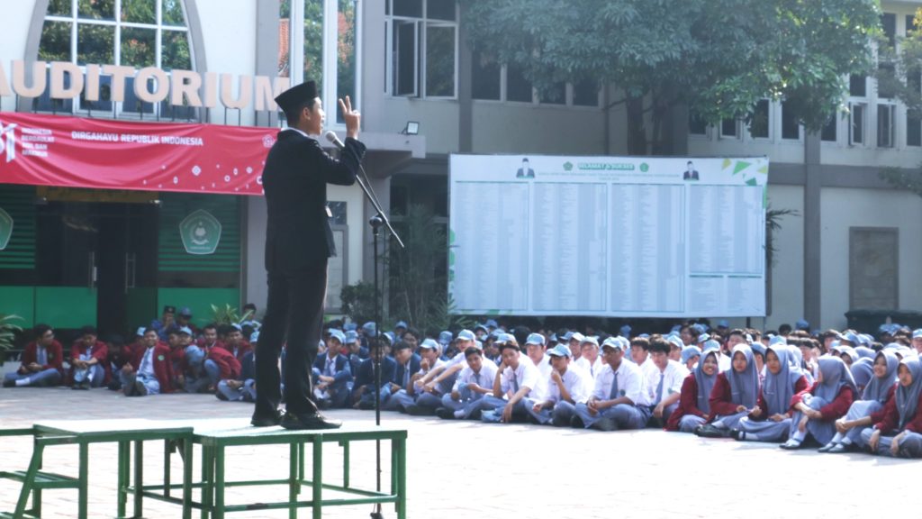Calon Ketua OSIM MAN Sidoarjo berorasi dihadapan Murid MAN Sidoarjo