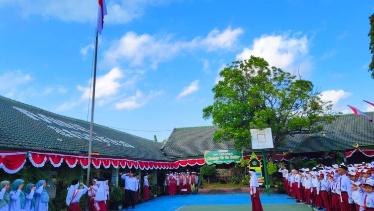 Wujudkan Generasi Unggul, MIN 1 Sidoarjo Gaungkan Visi Madrasah Lewat Upacara Bendera