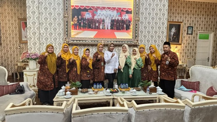 Siswa MTsN 4 Sidoarjo Tulis Buku Inspiratif Sosok Wabup, Tim Literasi Gelar Audiensi di Rumah Dinas