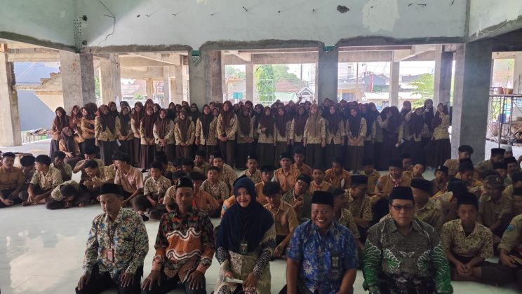 Penyuluh Agama Islam KUA Prambon Gelar BRUS di MTs–MA Sabilunnajah, Bekali Remaja dengan Karakter Positif dan Edukasi Pencegahan HIV