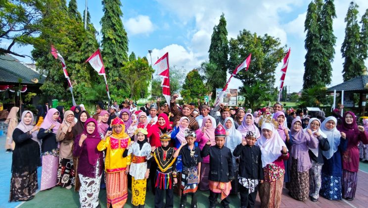 Warna-Warni Nusantara Menghiasi Upacara HUT RI ke-81 Melebur dalam Keberagaman Pakaian Adat di MIN 1 Sidoarjo