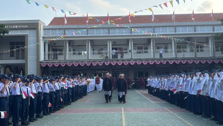Semarak Kibaran 1000 Merah Putih, MTsN 1 Sidoarjo Sukses Gelar Upacara HUT Ke-81 RI