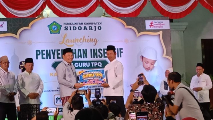 Kepala Kemenag Sidoarjo Hadiri Penyerahan Insentif bagi 5.500 Guru Ngaji