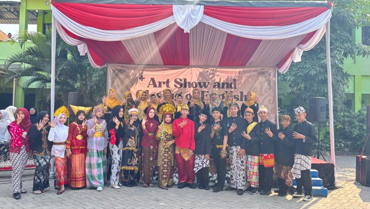 Meriahnya Art Show and Closing of English Month, MTsN 4 Sidoarjo Tutup Sebulan Penuh Pembelajaran Bahasa Inggris Kelas 7
