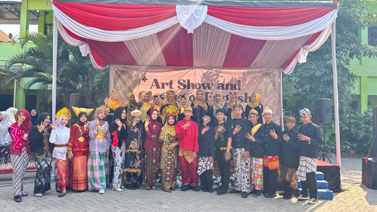 Meriahnya Art Show and Closing of English Month, MTsN 4 Sidoarjo Tutup Sebulan Penuh Pembelajaran Bahasa Inggris Kelas 7