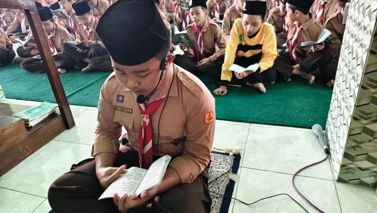 Lantunan Merdu “Kyai Muda” MTsN 4 Sidoarjo Pimpin Sholat Dhuha hingga Tahlil Bersama