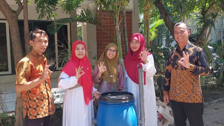 Dukung Pengelolaan Sampah Organik, Utusan MTsN 4 Sidoarjo Ambil Bantuan Tong Komposter di DLHK Sidoarjo