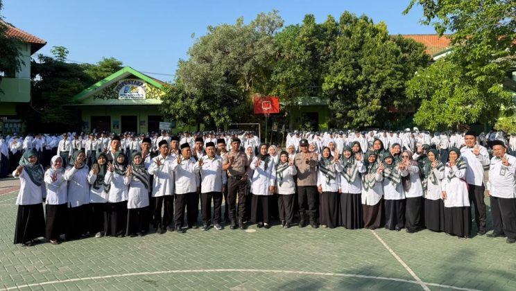 Perkuat Karakter, Keselamatan Berlalu Lintas, dan Lingkungan: MTsN 4 Sidoarjo Gelar Upacara Bendera, Penandatanganan MoU dengan Polsek Tulangan, serta Aksi Edukasi Sampah