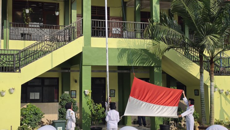 Belajar Adalah Berjuang”: Pembina Upacara Ajak Siswa MTsN 2 Sidoarjo Bangun Disiplin dan Kesuksesan dari Diri Sendiri