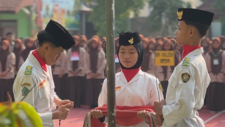Upacara Rutin MTsN 2 Sidoarjo, Tekankan Pentingnya Bijak Bermedia dan Beretika di Media Sosial