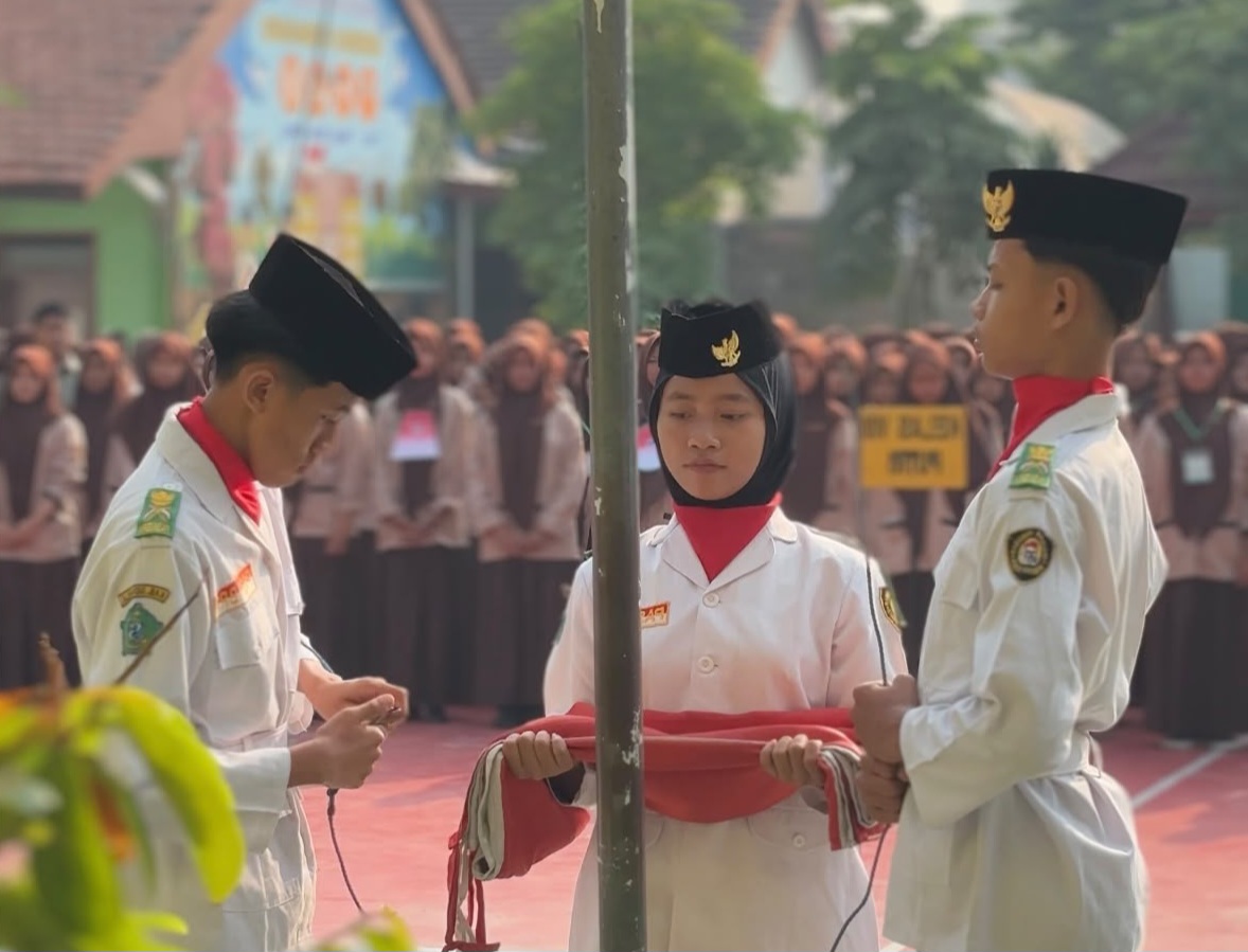 Upacara Rutin MTsN 2 Sidoarjo, Tekankan Pentingnya Bijak Bermedia dan Beretika di Media Sosial - Kantor Kementerian Agama Kabupaten Sidoarjo